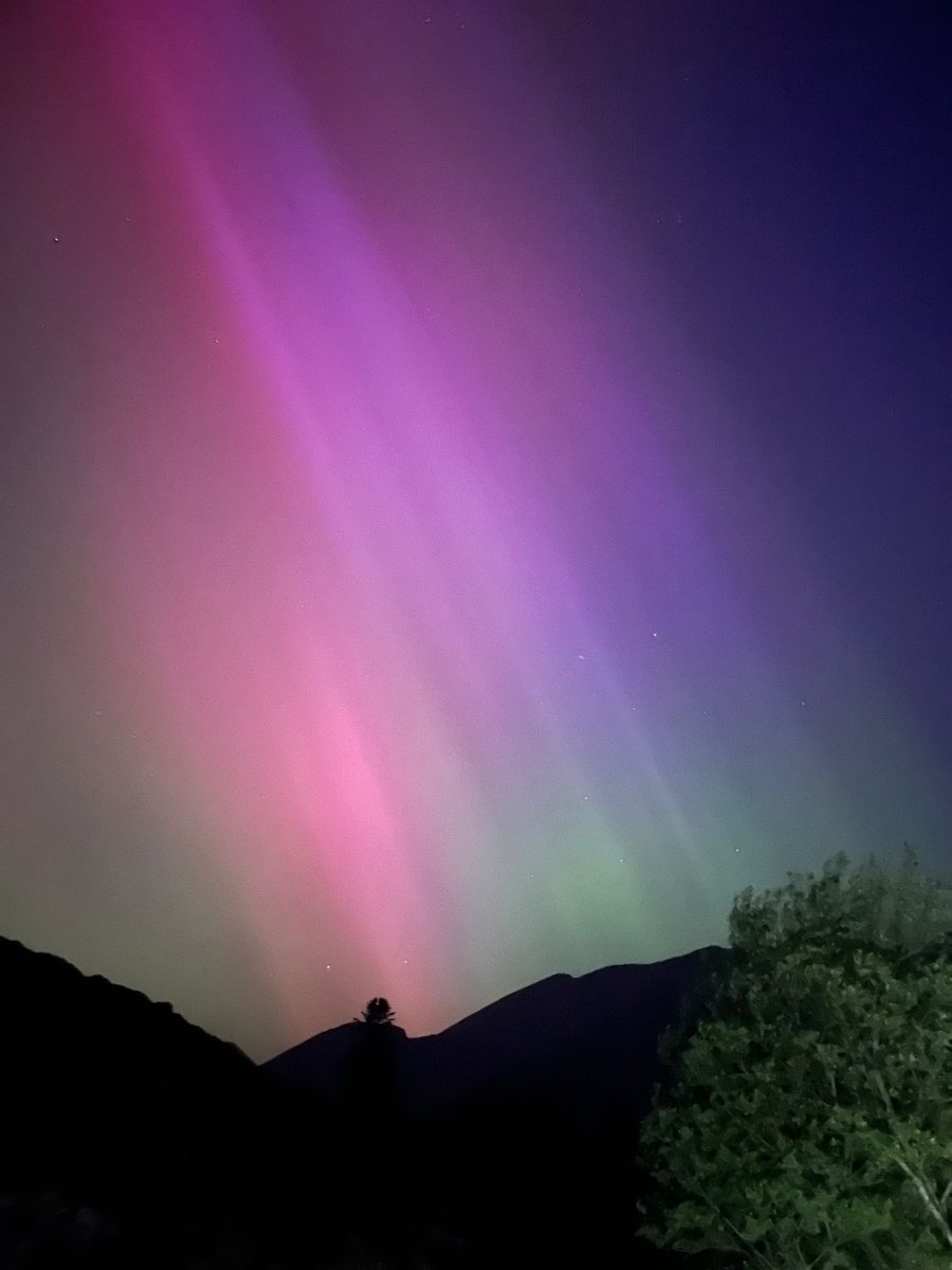 Mantolaw's tweet photo. @CarlowWeather @mullichain Never in our lives have we seen the Northern Lights down here, Com Uí Dhuibh is not so Dubh tonight!! https://t.co/bFdznxGAbE