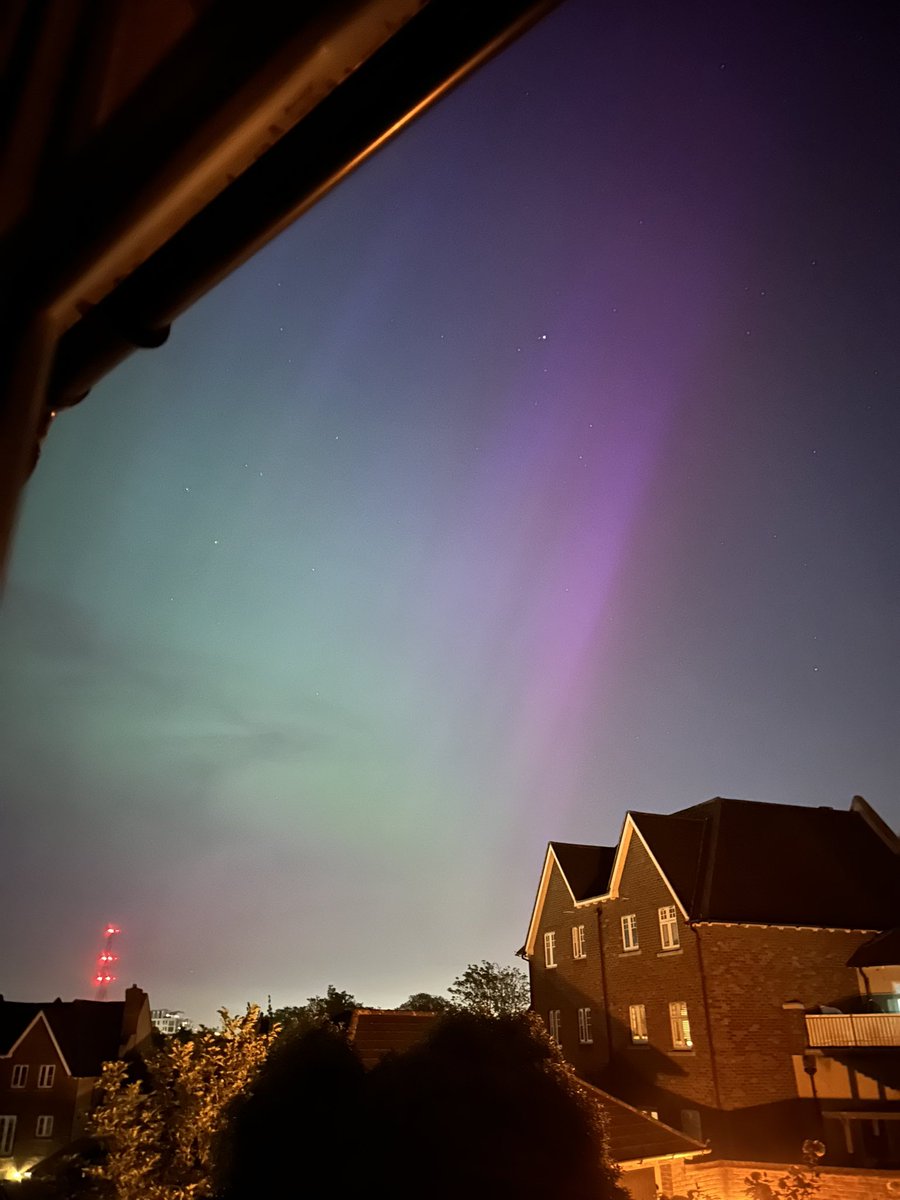 Love that I am watching the northern lights from my home in the Uk. #NorthernLights #kent #greenhithe