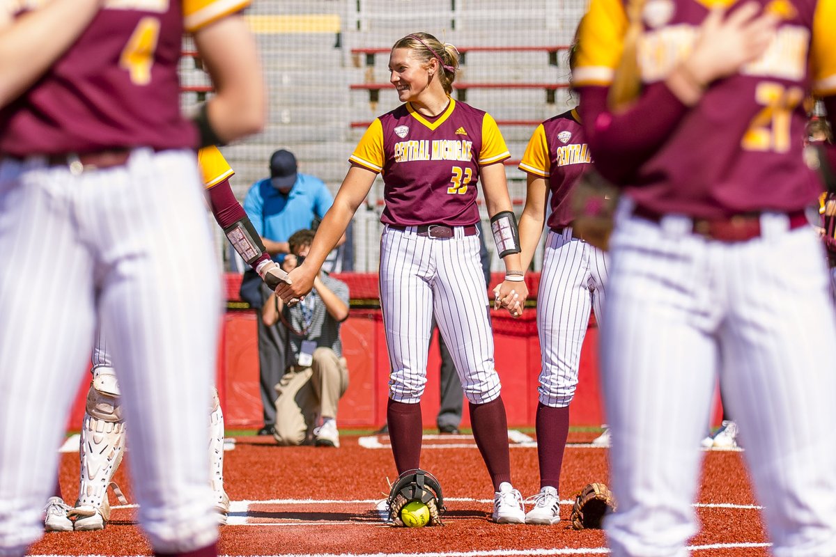 CMUSoftball's tweet image. So many smiles, so much love, so much passion. 

Chippewa Softball is special &amp;amp; will always be full of special people 🤟❤️‍🔥