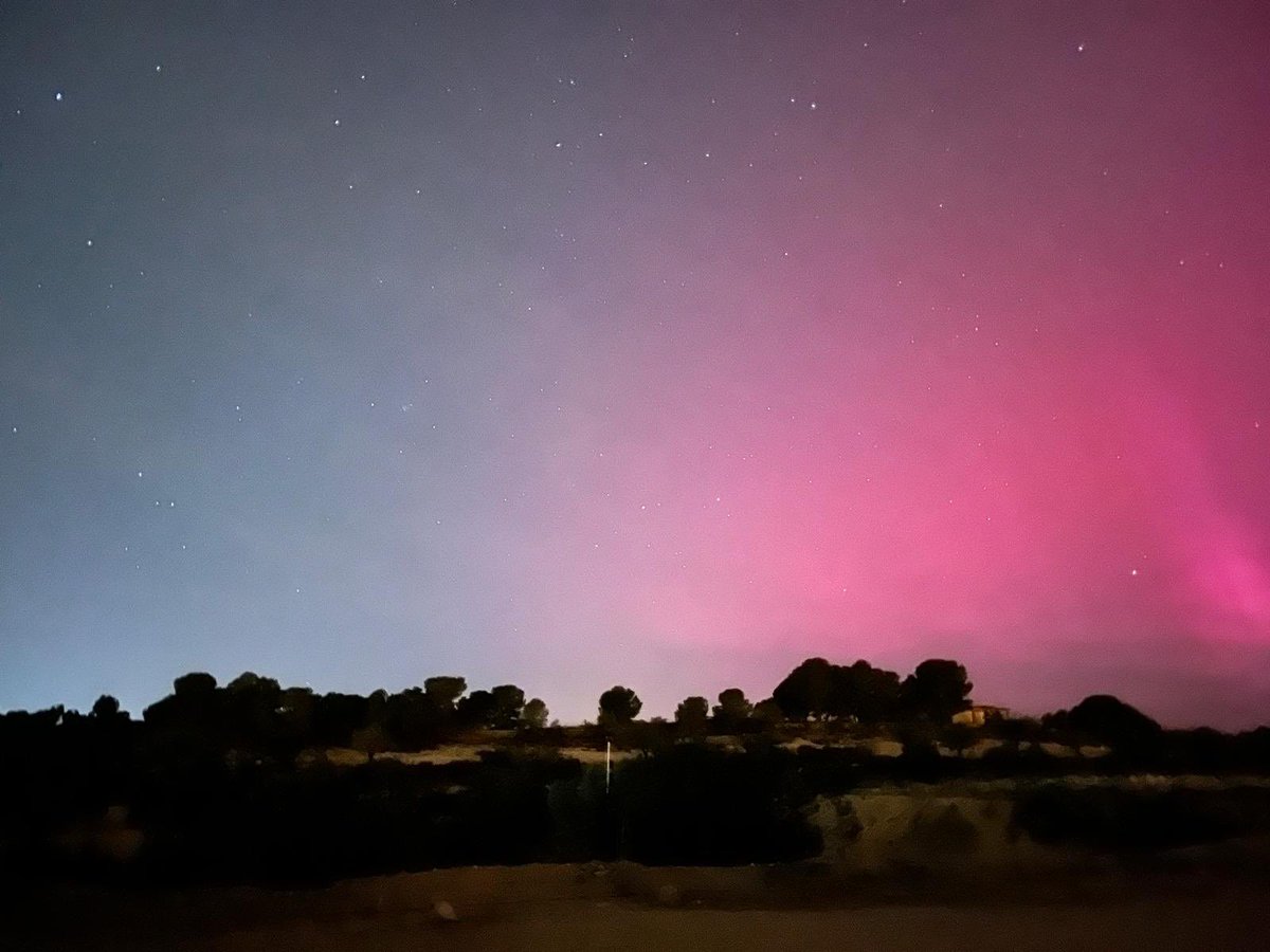 A cada foto que nos envia @vicentjacinto desde #Lliria #Valencia es más espectacular … #auroraboreal @severeweatherEU @InfoMeteoTuit @tiempobrasero @MeteoredES @JuanjoVillena @Divulgameteo @JoannaIvars @HimarGonzalez @ElTiempoes @ElTiempo_tve @apuntoratge @AstronomiaRivas