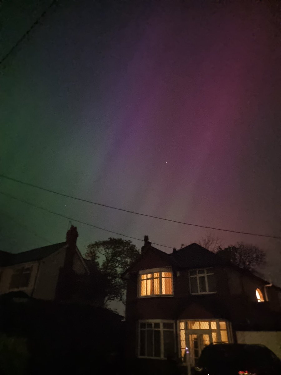 jinentronic's tweet photo. Can only see the blimmin #NorthernLights above my house!!! https://t.co/pfMCmoYNlf