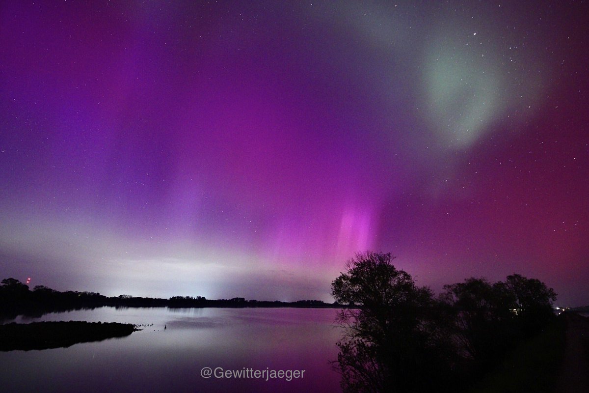 Sie tanzen über unseren Köpfen. Sogar im Zenit‼️ Unfassbar schöne Polarlichter. Von lila über rot bis hin zu grün. Unglaublich! Und das in Südbayern bei München. 😨😱

#Polarlichter #Auroraborealis #aurora