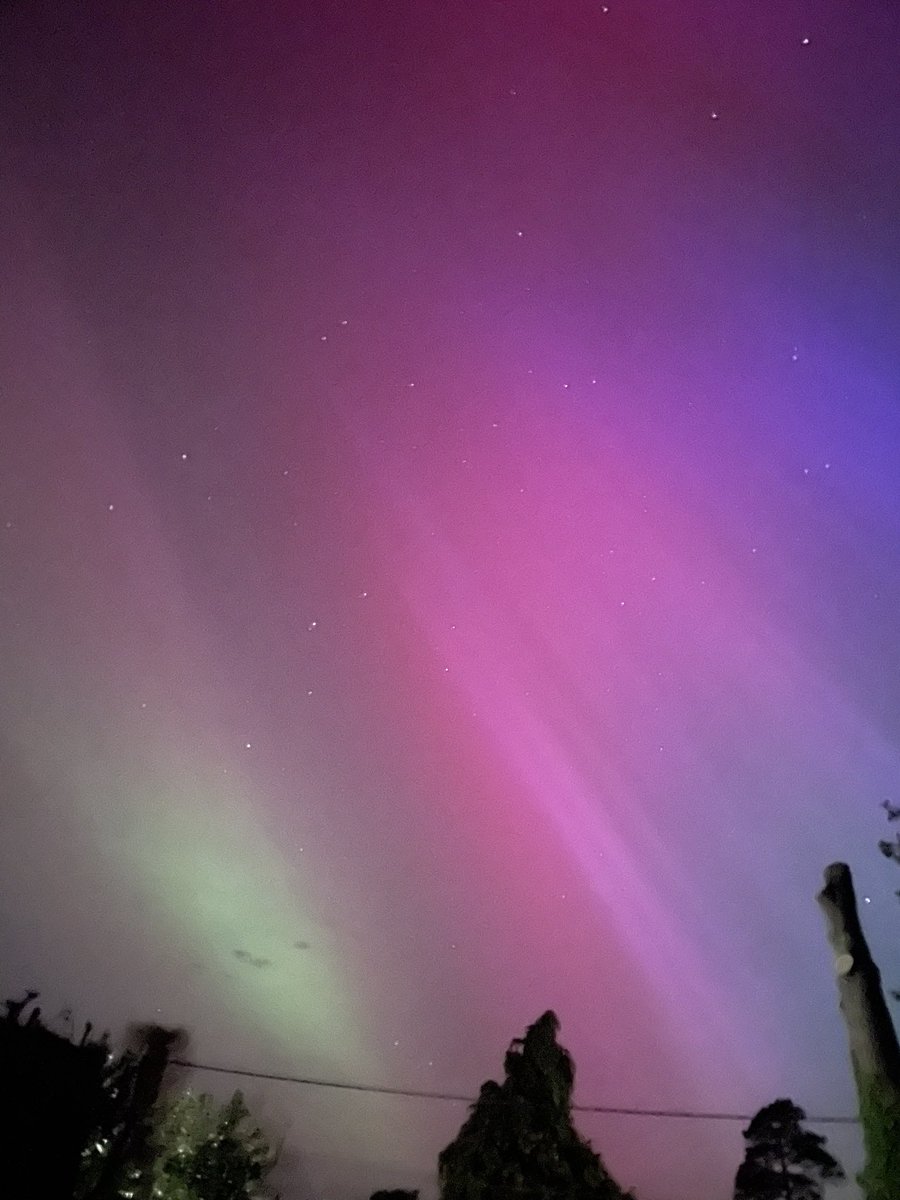 GGmatron's tweet photo. What an awesome show #aurora #NorthernLights #Highclere https://t.co/hbqqAld0EG