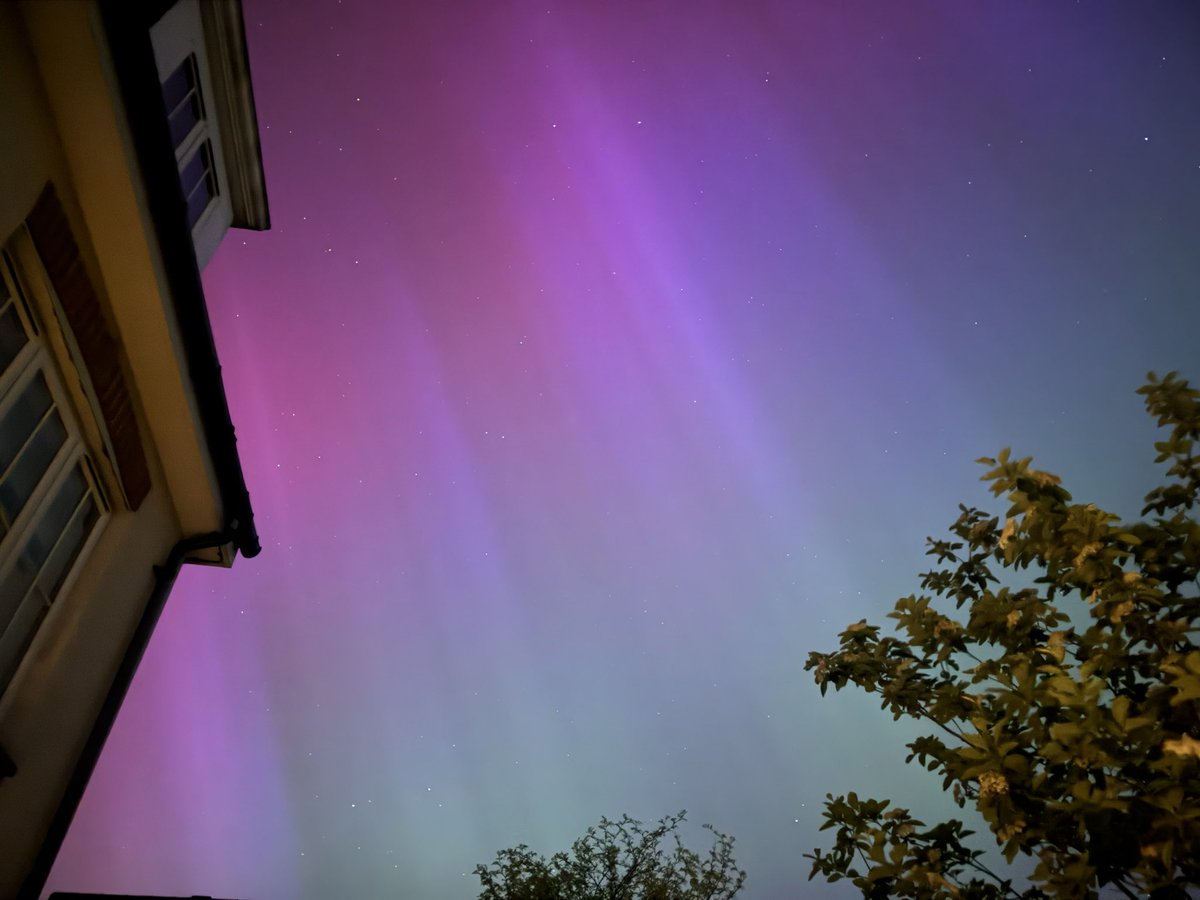 RitchAmes's tweet photo. OMG we can see the #NorthernLights in #Guildford !!! https://t.co/OSukekT1lw