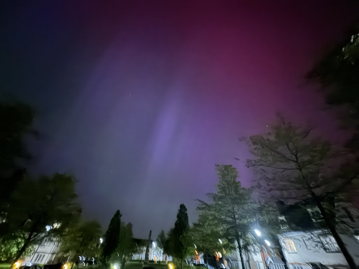 RitchAmes's tweet photo. OMG we can see the #NorthernLights in #Guildford !!! https://t.co/OSukekT1lw