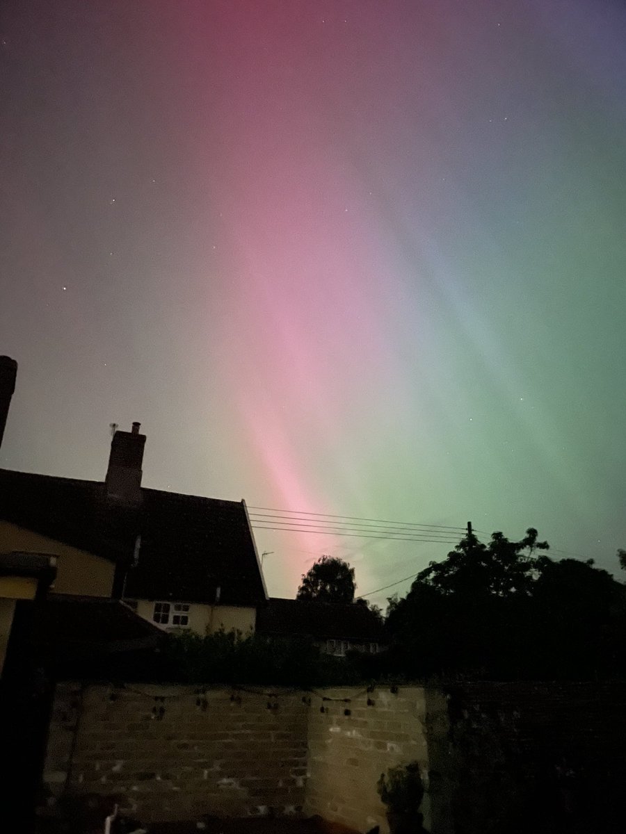 Amazing northern lights over me house tonight. Wow.