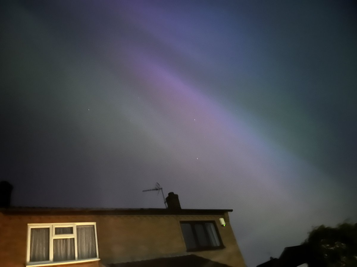 osteozoo's tweet photo. Amazing I can see the northern lights over the East Midlands https://t.co/TZrxGokFUp
