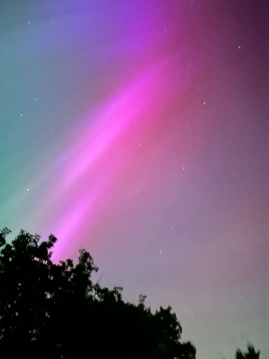 TwigletSA80's tweet photo. @VirtualAstro Llanelli, South Wales #aurora https://t.co/5yeIhP73hI