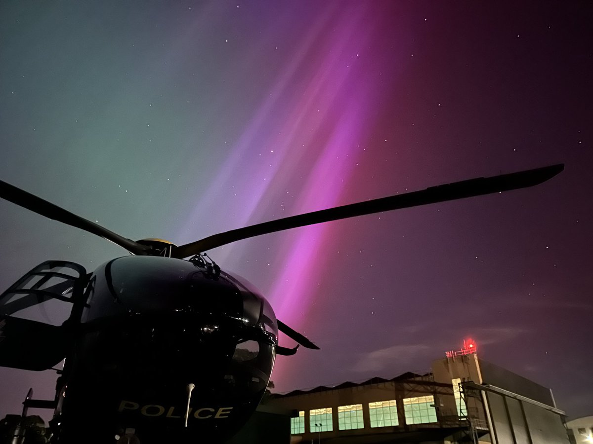 Impressive Northern Lights above <a href="/RAFBenson/">RAF Benson</a> tonight. The Benson crew have been busy assisting <a href="/ThamesVP/">Thames Valley Police</a> but managed to grab this picture between jobs #NorthernLights ^LJ
