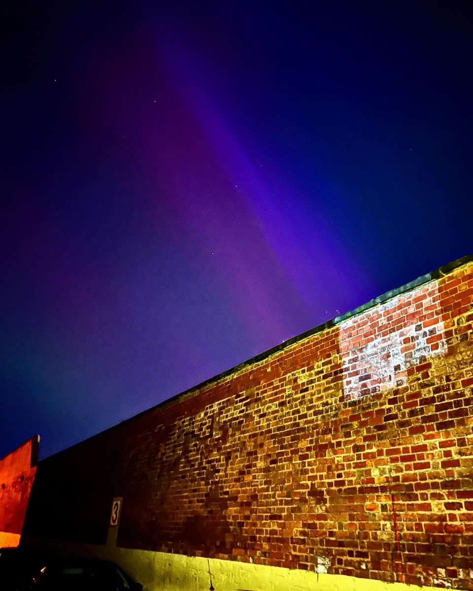 It’s the #NorthernLights from the middle of #Shrewsbury, this evening. What a treat 🤩