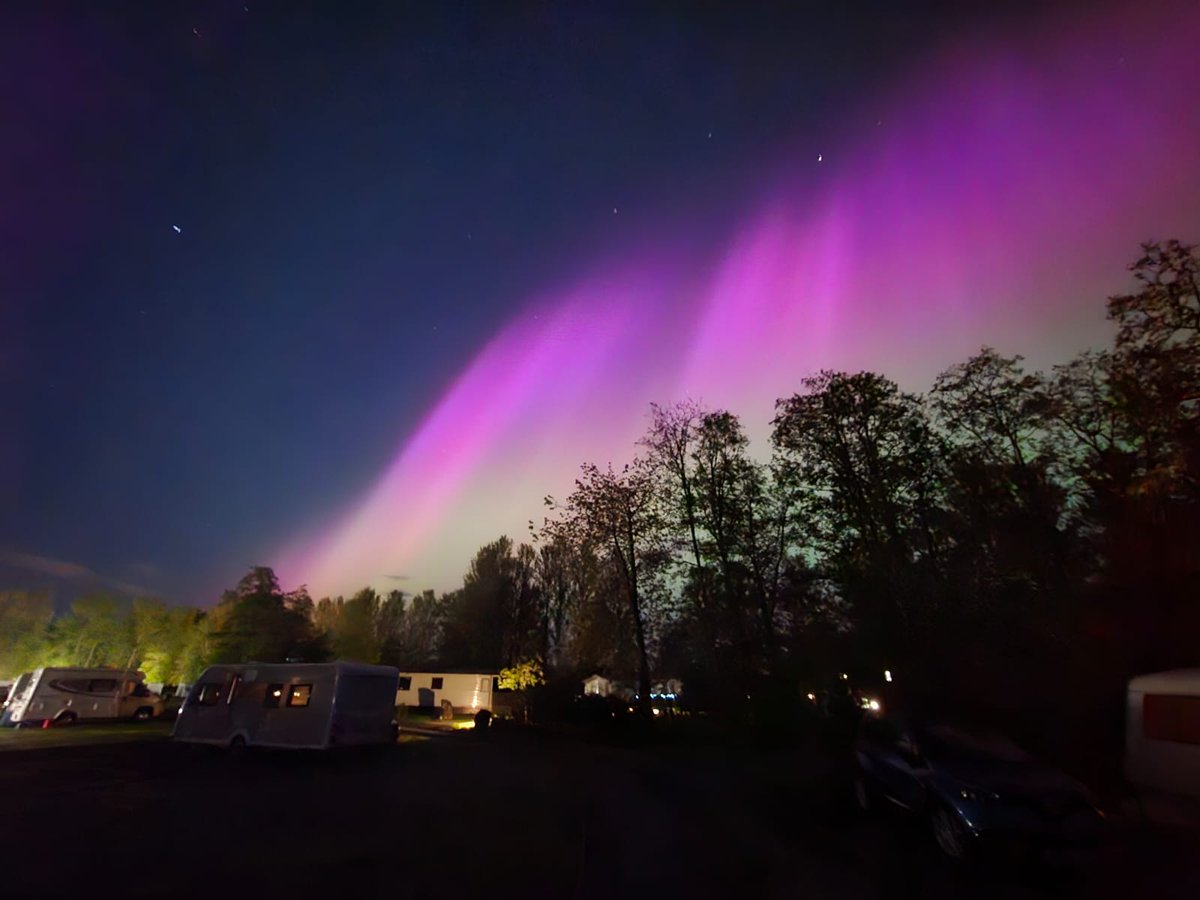 Janiewaah's tweet photo. First time seeing #aurora #NorthernLights https://t.co/SvEh6U5xH3