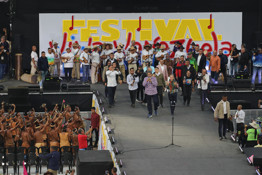 #Entérate En la inauguración del Festival Mundial “Viva Venezuela”, el presidente @NicolasMaduro calificó de muy emocionante el saber que “estamos construyendo una base solida de la identidad nacional, de la espiritualidad del país, que estamos levantando lo más grande que puede…