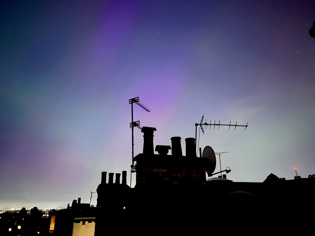 #auroraborealis Totally awesome ! Actually can not believe I have just seen this over the North London suburbs !!! Thanks to others on Twitter for pointing out it was happening