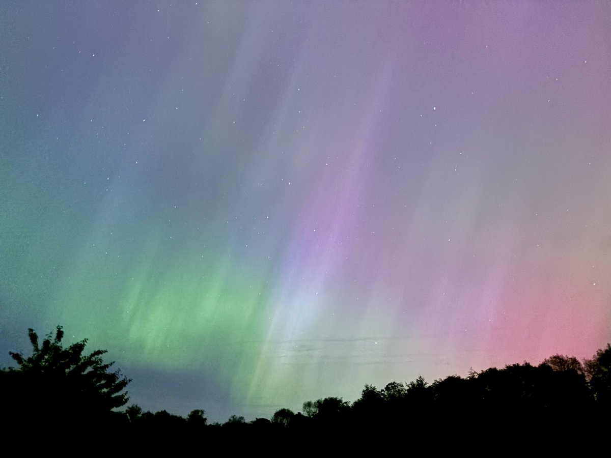 72Chip's tweet image. Amazing to see the #northernlights from our back garden in Norfolk this evening. Stunning colours. #Auroraborealis #KingsLynn #aurora