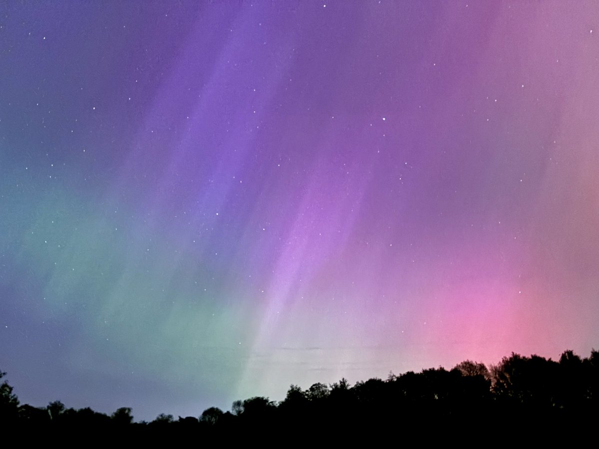 72Chip's tweet image. Amazing to see the #northernlights from our back garden in Norfolk this evening. Stunning colours. #Auroraborealis #KingsLynn #aurora