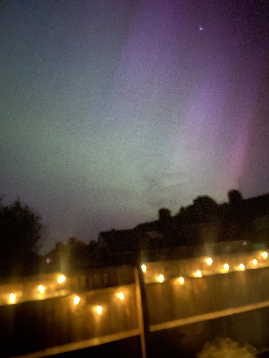 Stu763's tweet photo. Steventon Oxfordshire right now. Sat out with a beer looking at the sky. https://t.co/2bkGCAZ0kH