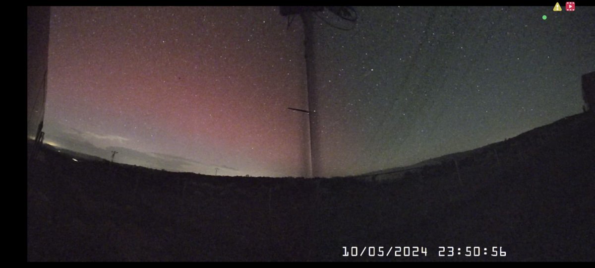 ALERTA AURORA EN GALICIA! Ahora mismo se puede ver una aurora boreal sobre Galicia, no os la perdais! Foto de TrevincaSkies en Peña Trevina