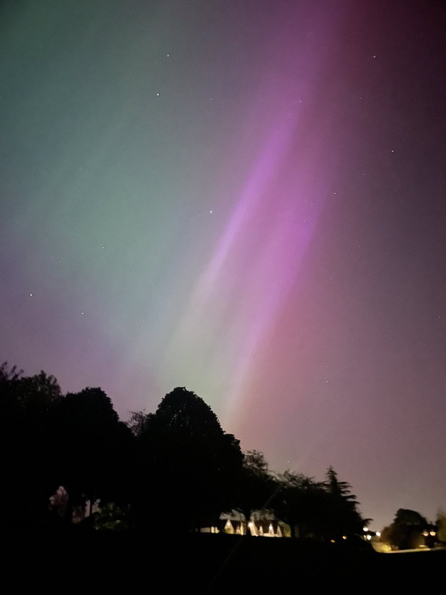 beccccax_'s tweet photo. @BBCNews Northern lights in Cambridgeshire tonight 😍 https://t.co/DLcdrWTzD6