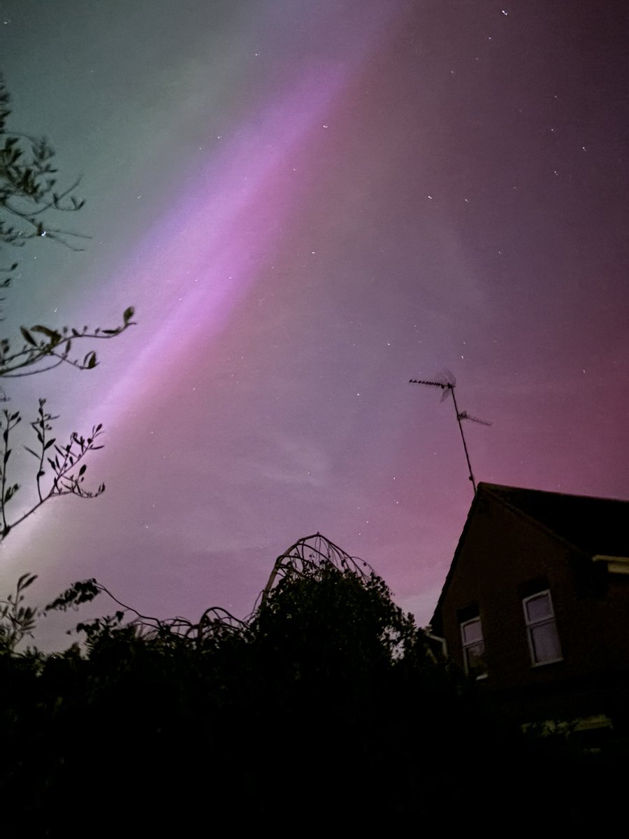 middleglitch's tweet photo. Aurora Borealis? At this time of year? At this time of day? In this part of the country? https://t.co/3IEsxjIyXT