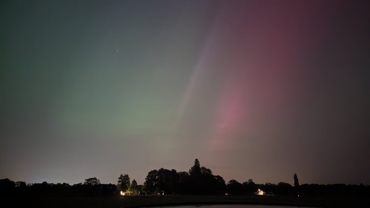 ejwejwejw's tweet photo. Noorderlicht in Boekelo. Poolster en kleine beer boven. https://t.co/j9E4VqByRP
