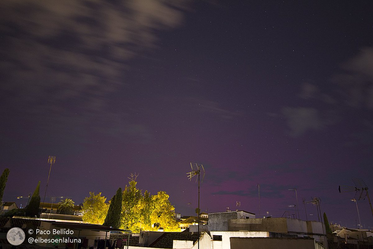 ¡Noche histórica! Auroras boreales visibles desde el centro Córdoba con toda la contaminación lumínica. He captado cambios de color a lo largo de 1,5 h de observación. Visible a ojo desnudo, aunque tenue. Solo tengo constancia de otra aurora que se vio en 1936. @cordopolis_es