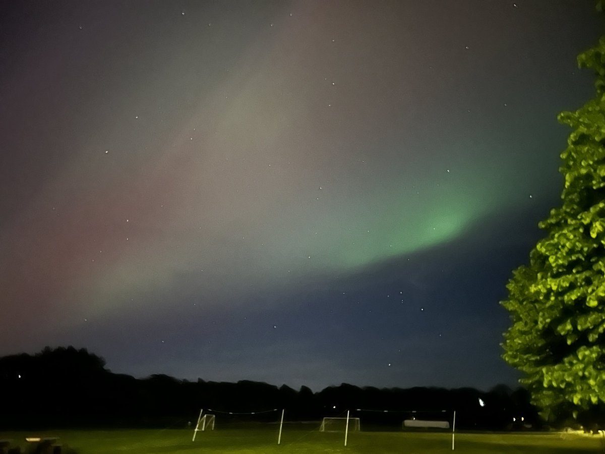 misskwells's tweet photo. #northernlights over Oxford International College Brighton tonight #ovingdean #brighton #Auroraborealis https://t.co/GVd8F8Evuo