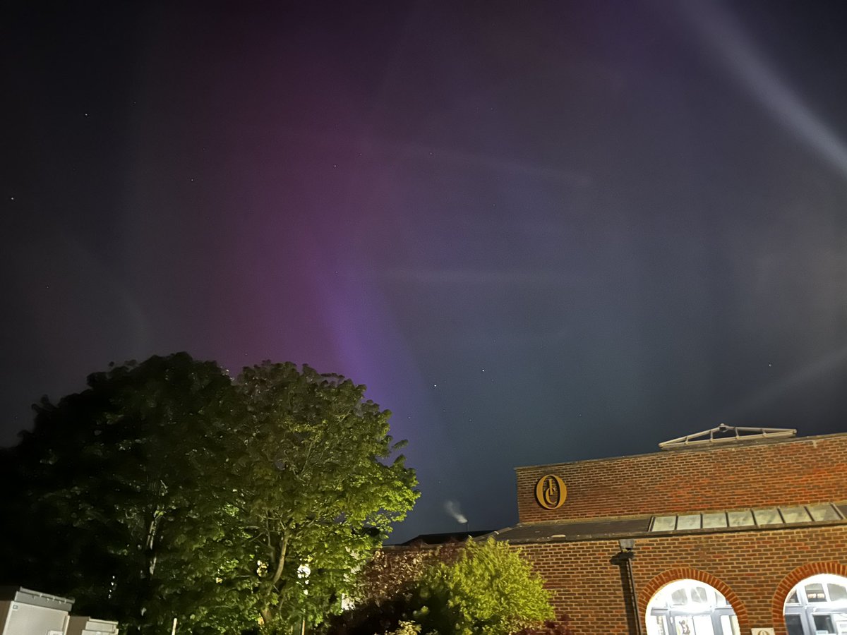 misskwells's tweet photo. #northernlights over Oxford International College Brighton tonight #ovingdean #brighton #Auroraborealis https://t.co/GVd8F8Evuo