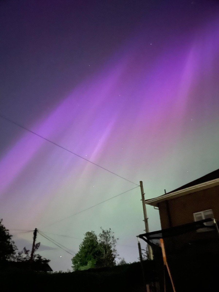 Obligatory #AuroraBorealis pics from my back garden. Incredible!