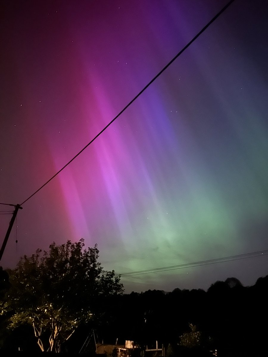 Joeteb's tweet photo. Northern lights 😍😍😍 https://t.co/Qvv5ABfty5