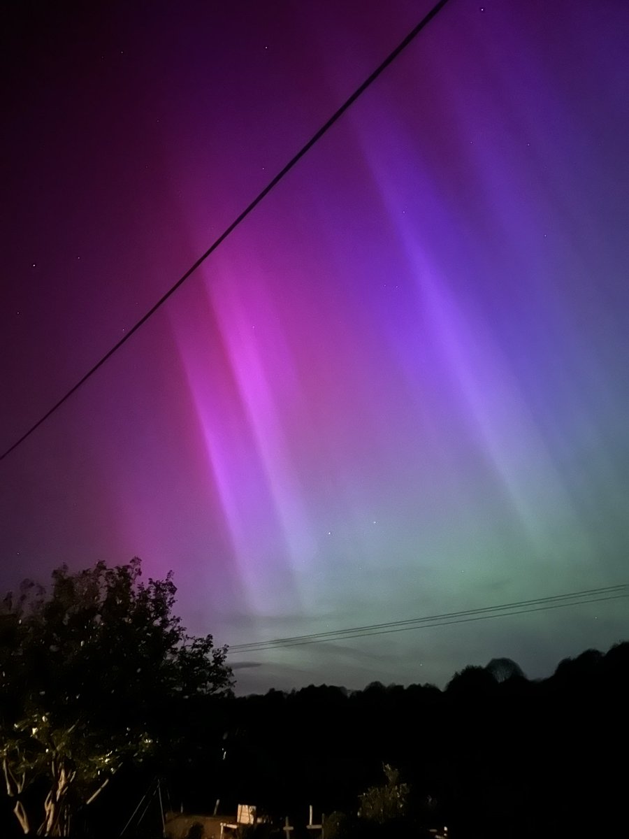 Joeteb's tweet photo. Northern lights 😍😍😍 https://t.co/Qvv5ABfty5