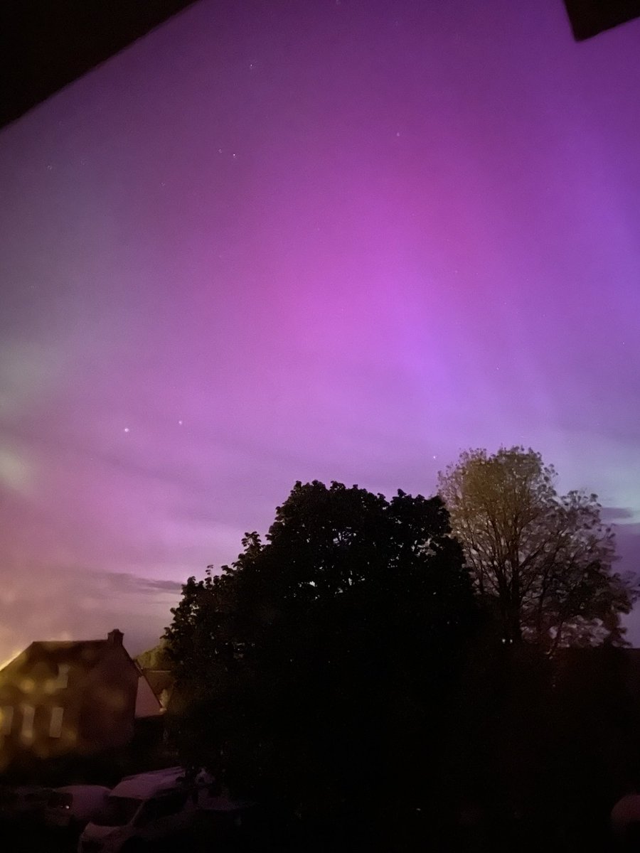 LoiseRlt's tweet photo. Incroyable à Carhaix en Bretagne #auroreboreale #auroresboreales https://t.co/NWAXsuoqXd