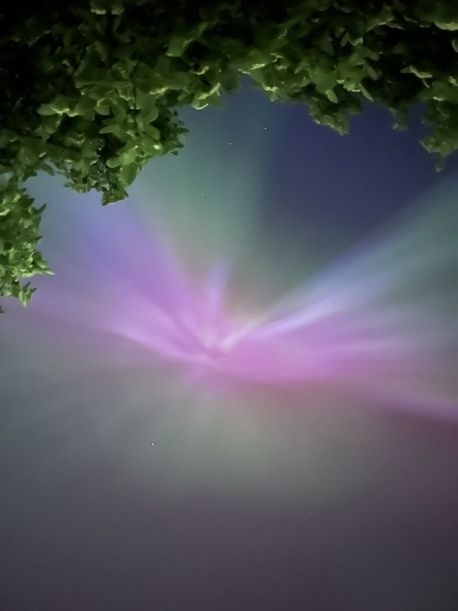 RCGower's tweet photo. Wasn’t expecting to see this on my walk home from the pub #aurora https://t.co/ne8paCZ8nO