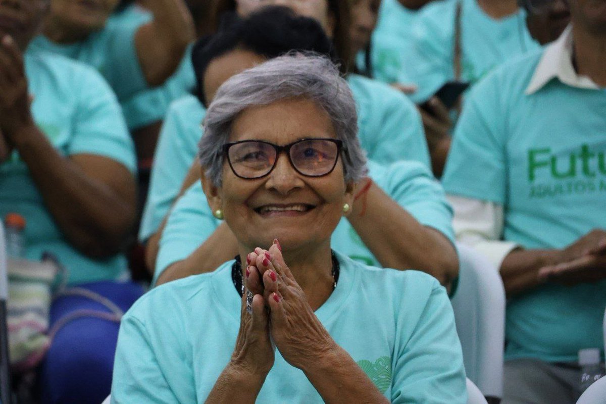 El futuro de este país también lo van a construir nuestros abuelos y abuelas, porque son el ejemplo vivo de que sí se puede, de que con perseverancia y fortaleza se superan las dificultades. Ellas y ellos son nuestra mayor reserva moral, nuestra base y guía para salir adelante.…