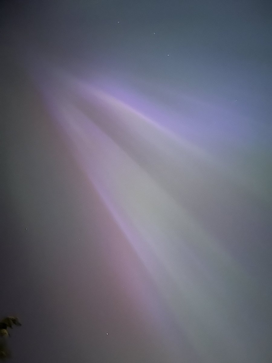 DaveJephson's tweet photo. Nottingham #aurora #NortherLights https://t.co/dbnnHHZBiw