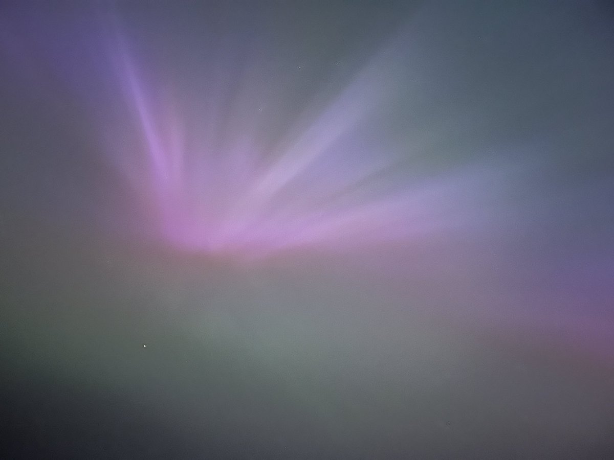 DaveJephson's tweet photo. Nottingham #aurora #NortherLights https://t.co/dbnnHHZBiw