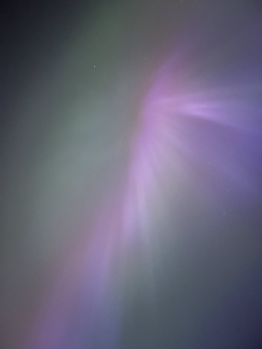 DaveJephson's tweet photo. Nottingham #aurora #NortherLights https://t.co/dbnnHHZBiw