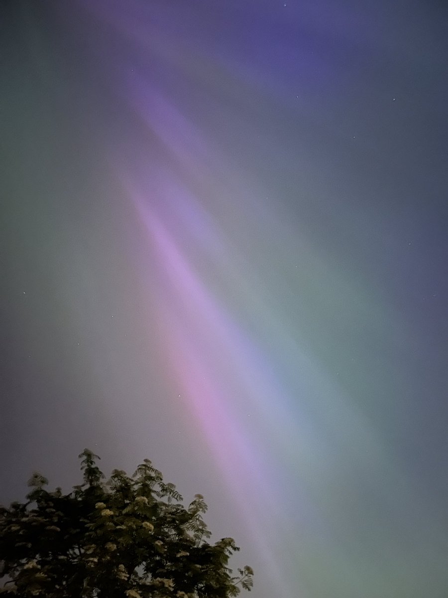 DaveJephson's tweet photo. Nottingham #aurora #NortherLights https://t.co/dbnnHHZBiw