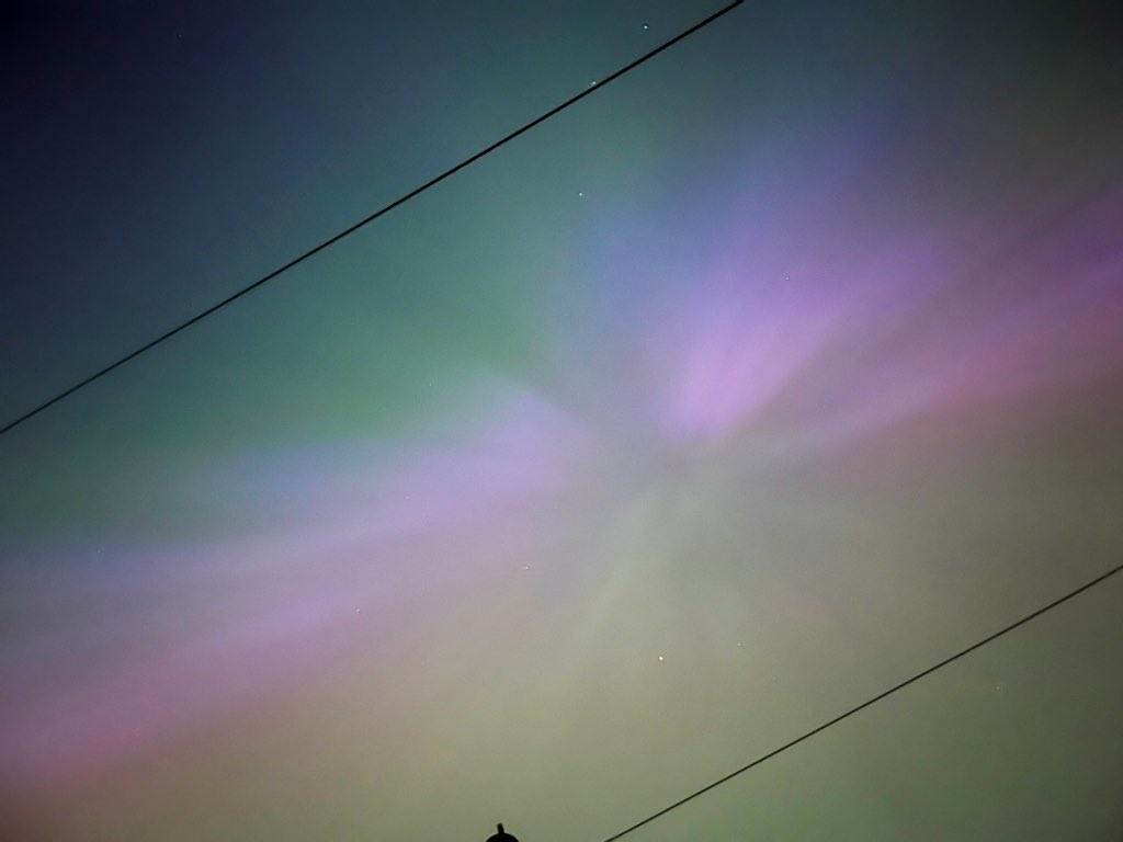 Hendy14's tweet photo. The skies in Salford are looking pretty impressive tonight!

#Aurora #NorthernLights https://t.co/fVmtHr6RIj
