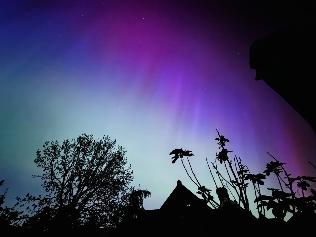 SimonKeogan's tweet photo. Never thought I’d be able to see the Northern Lights as far down as Surrey!

My entire camera roll is now just versions of this! But how amazing?!

#Aurora #NorthernLights #Auroraborealis https://t.co/czKJWvNQWR