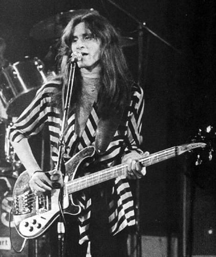 vivien2112's tweet image. Hey now baby
Well I like your smile 
Won’t you come and talk to me
For a little while?
Well you’re making me crazy
The way you roll them eyes
Won’t you come and sit with me?
I’ll tell you all my lies

Hey baby it’s a quarter to eight…

#RIPNeilPeart 
Good evening #RushFamily