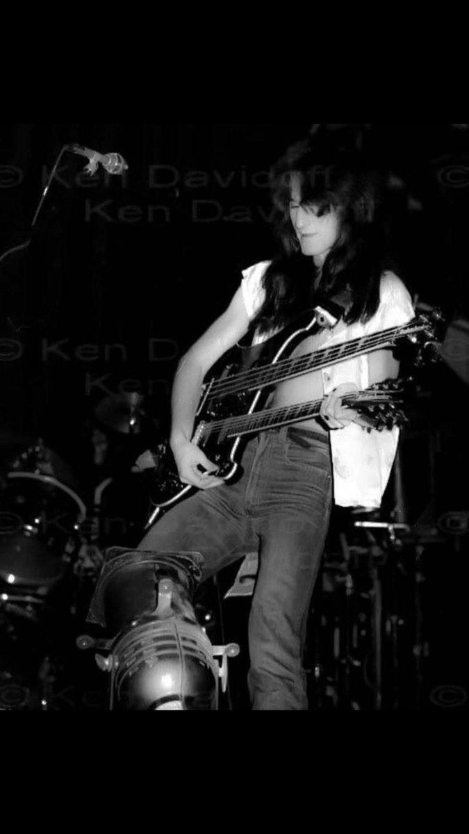 vivien2112's tweet image. Hey now baby
Well I like your smile 
Won’t you come and talk to me
For a little while?
Well you’re making me crazy
The way you roll them eyes
Won’t you come and sit with me?
I’ll tell you all my lies

Hey baby it’s a quarter to eight…

#RIPNeilPeart 
Good evening #RushFamily