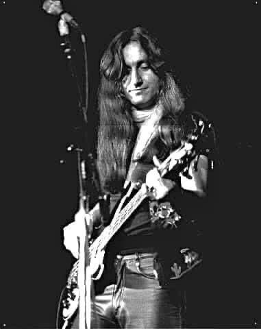 vivien2112's tweet image. Hey now baby
Well I like your smile 
Won’t you come and talk to me
For a little while?
Well you’re making me crazy
The way you roll them eyes
Won’t you come and sit with me?
I’ll tell you all my lies

Hey baby it’s a quarter to eight…

#RIPNeilPeart 
Good evening #RushFamily