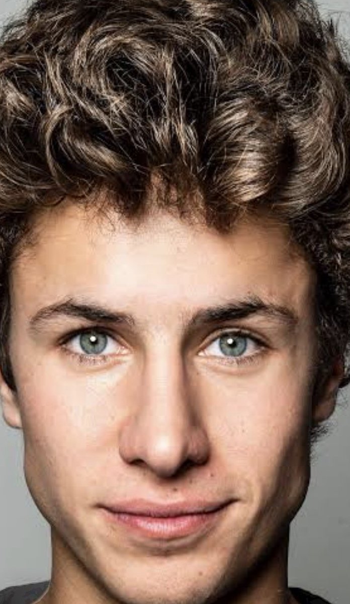 HunucMac's tweet photo. @XavierVelasc0 Si los argentinos hicieron la "Iglesia Maradoniana", ¿Por qué no tener nuestra Iglesia "Juanpa Zuritiana"? @JuanpaZurita https://t.co/sRN6R3WXxo