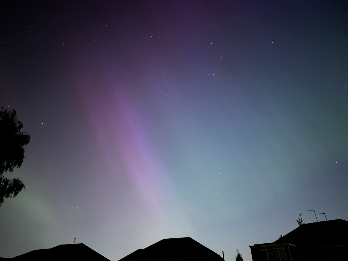 Robcsalter's tweet photo. Aurora from London https://t.co/yQhAf6jdY1