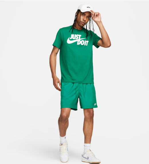 PRA VOCÊ ANDAR NO ESTILO PAGANDO BARATO ✅ Camiseta Nike Sportswear JDI 🔥 DE 129 POR 56,99 🔗 tidd.ly/3JV3L6g