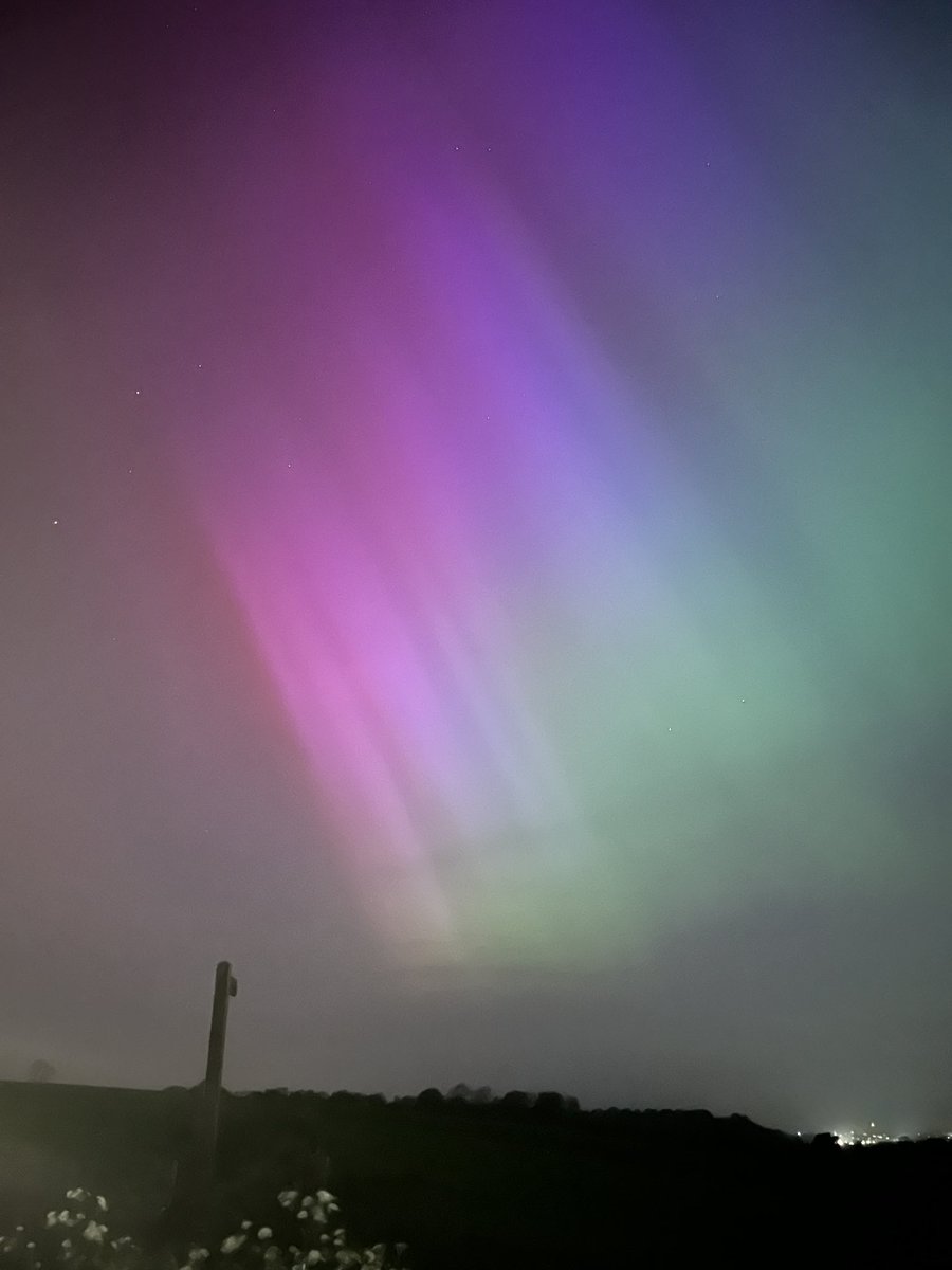 strev63's tweet photo. Aurora absolutely superb above Swindon tonight @aurorawatchuk #northernlights https://t.co/oRCPFL8Kar