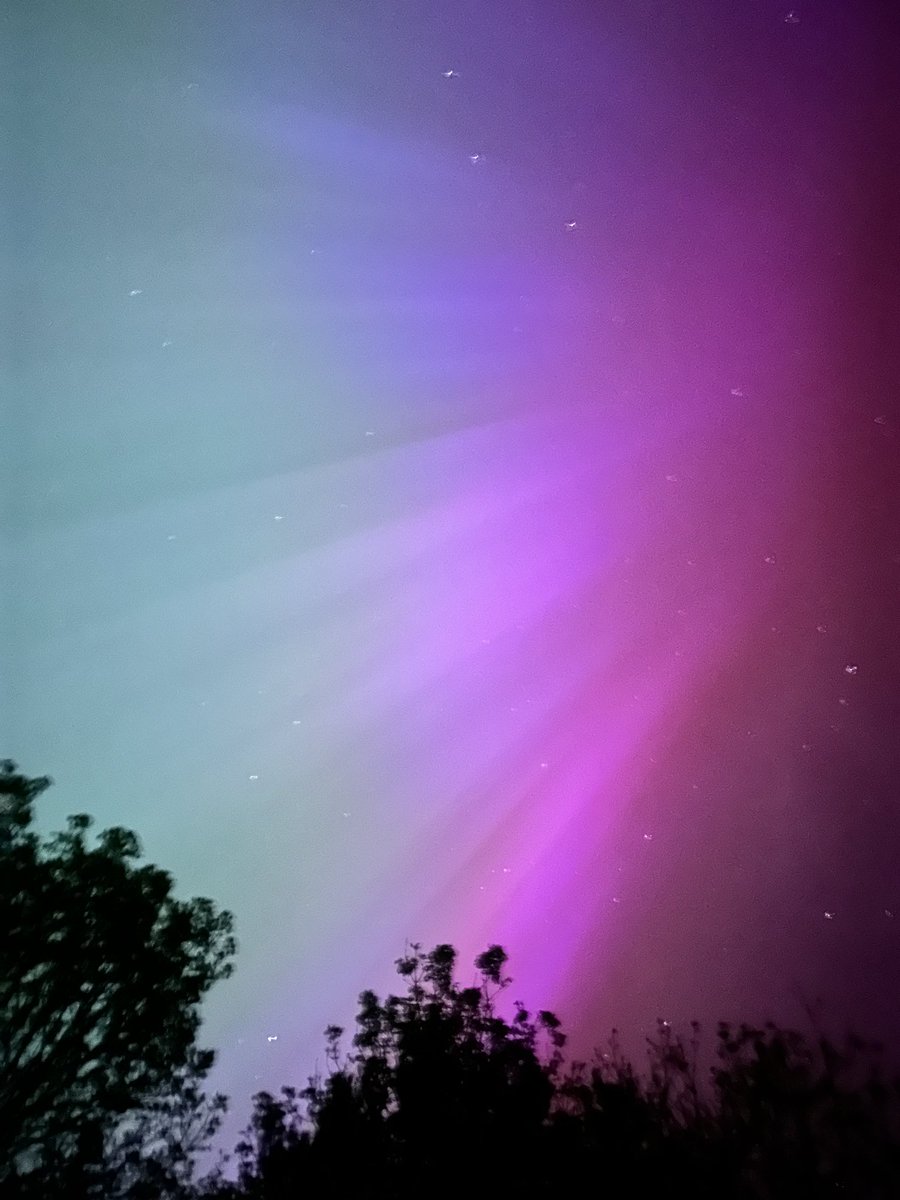 As a small girl, living in Massachusetts, I remember being woken to see the #Aurora, albeit weak. But until tonight it had been on my adult bucket list. I will never forget the magic of the last hour. Without sounding gushy, I’ve just wept. From north Bucks no filter. @bbcweather