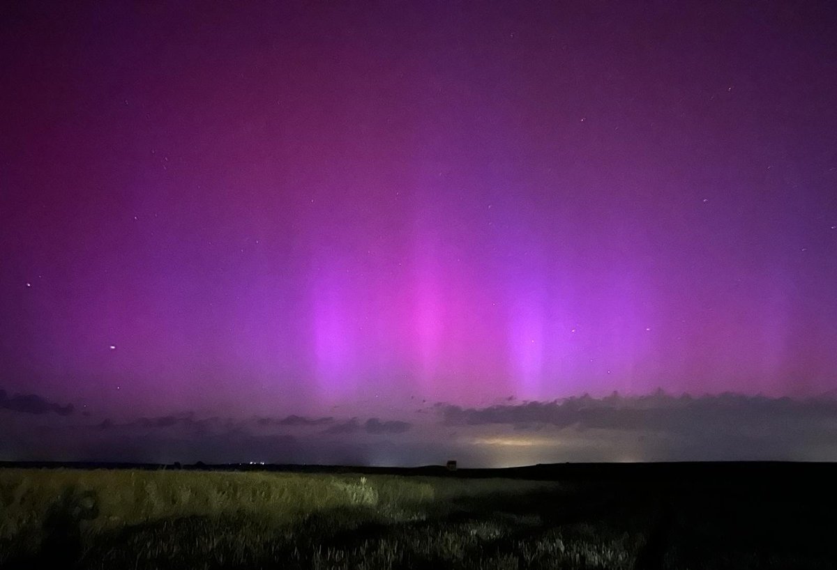 METEOYAYI's tweet photo. Aurora Boreal desde las afueras de #Salamanca capital! https://t.co/LwILE9xLxN