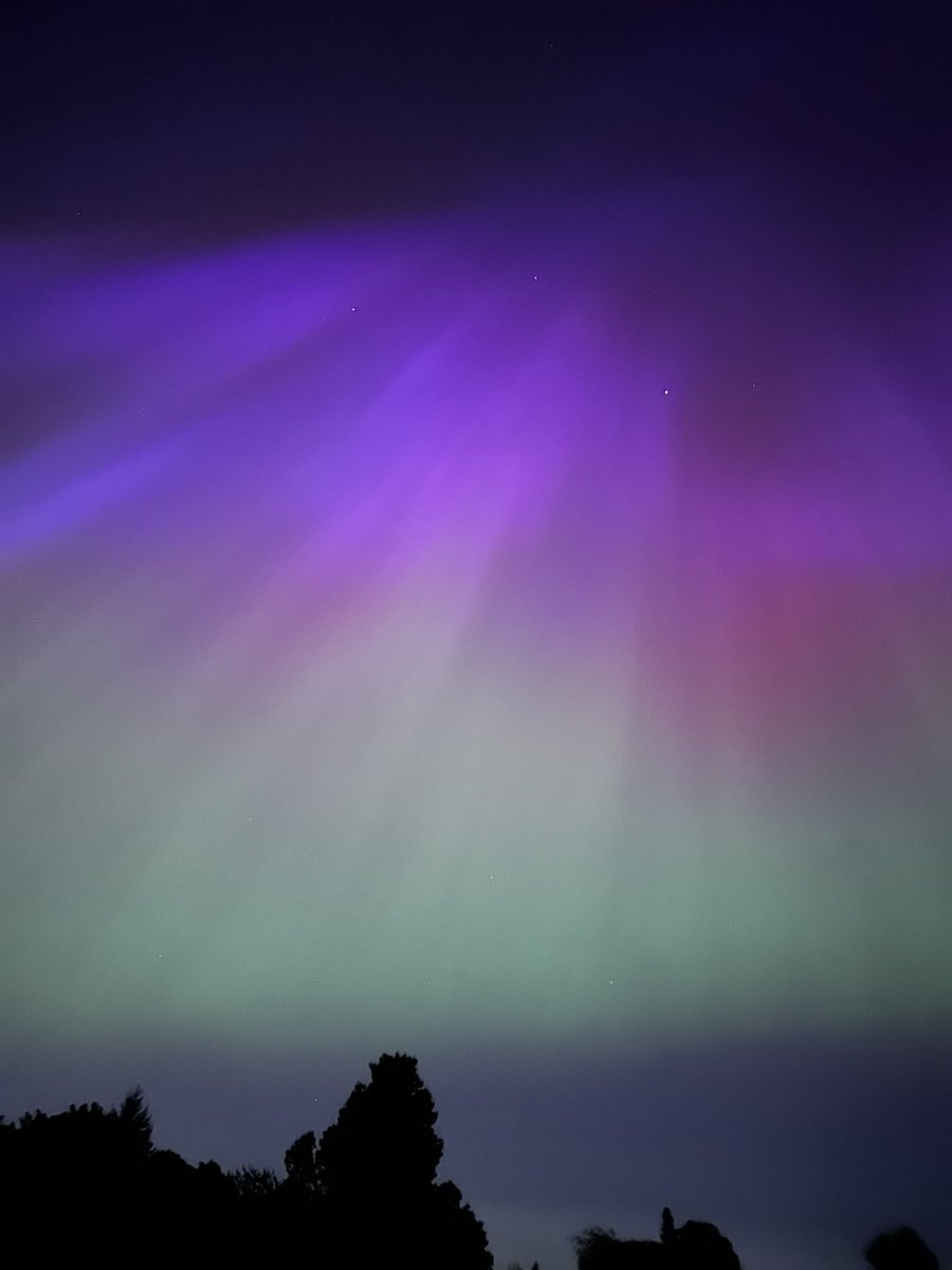 ReplyMWaqas's tweet photo. Can’t quite believe what I’ve just witnessed with my own eyes! The best #Auroraborealis display I’ve ever seen and I’ve been trying for many years! Stunning and breathtaking, words can’t describe it! Skies over Edinburgh 😍😍#NorthernLights #nature https://t.co/d9su1hYnlC
