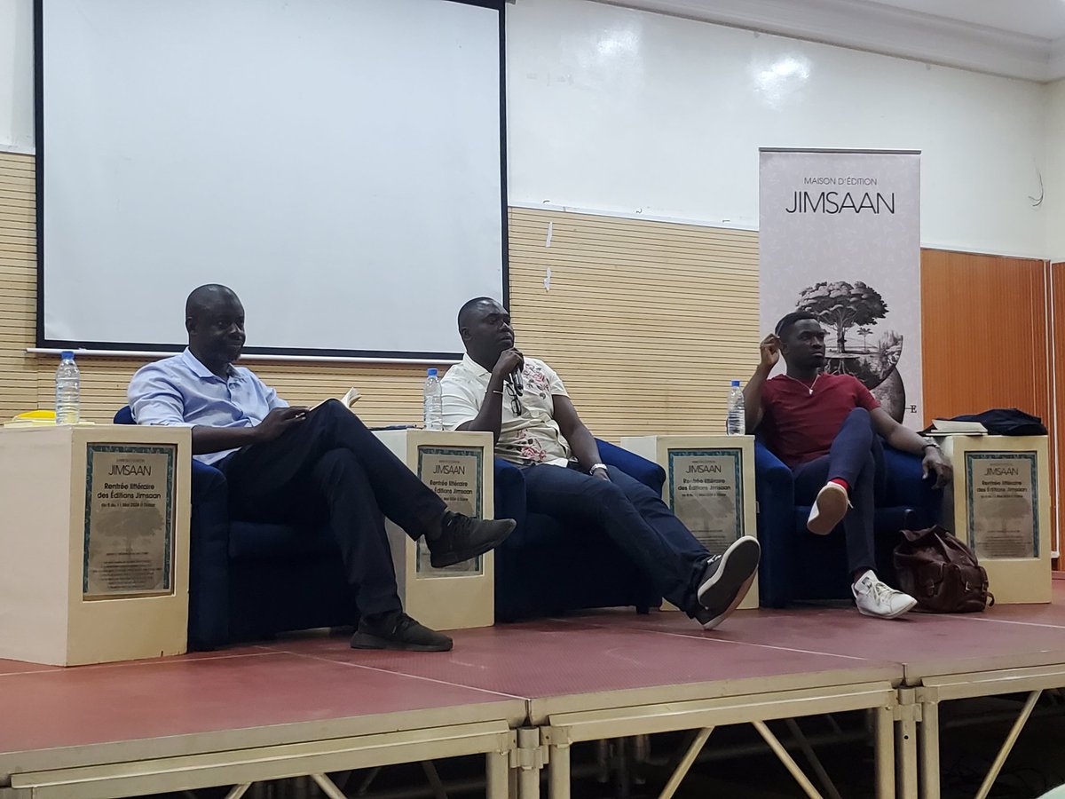 greenvegana's tweet photo. Je me rends à la librairie Harmattan pour une rencontre littéraire organisée par @EditionsJimsaan.
J'arrive en retard et tombe nez-à-nez avec.. Boubacar Boris Diop lui-même !
Honneur. On chemine ensemble vers la salle de conférence où nous attendent Mbougar Sarr et @FelwineSarr. https://t.co/pYtpuTHm6G